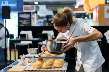 Lucie Etheve sur la scène du Championnat de France du Donut