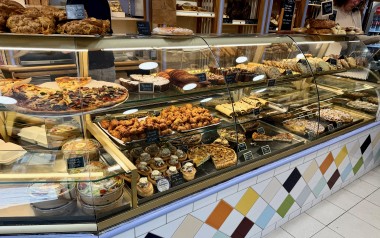 Au Fournil Saint-Arigle, les pains au levain naturel côtoient des propositions snacking diversifiées, ce qui témoigne de l’identité plurielle adoptée par Nicolas Morel.