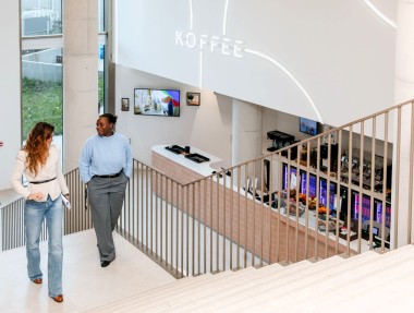 deux femmes montent un escalier nouveau siège de compass group france