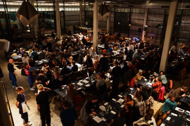 Table élégante dressée pour un dîner formel