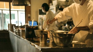 Chef cuisinant dans une cuisine