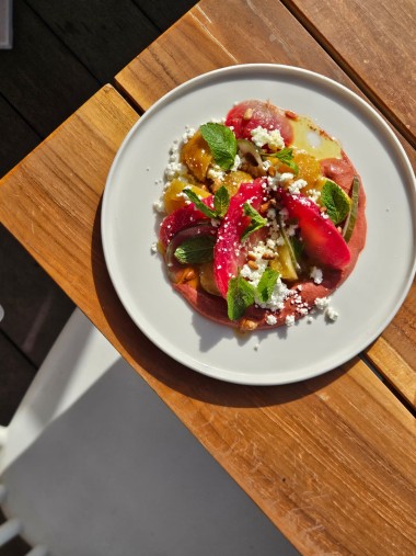 Plat présenté sur assiette céramique blanche