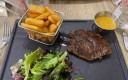 restaurant steak frites salade sauce