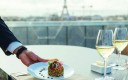 Main d'un serveur avec un plat en restauration à table