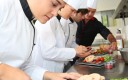 apprentissage en cuisine avec cuisinier