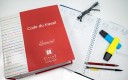 photo du code du travail et d'un agenda ouvert avec des stylos