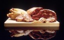 viande poulet boeuf porc sur une planche en bois