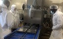 cuisine centrale du syrec avec des agents devant un robot 