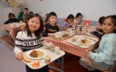 Enfants qui mangent à la cantine à Paris