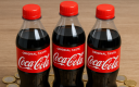 Bouteilles de coca-cola et pièces euros