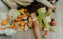 enfant assis parterre avec déchets alimentaires