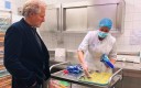 Eric Pliez maire du 20e dans une cuisine centrale avec une préparatrice
