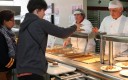 SELF CANTINE avec des jeunes et des cuisiniers