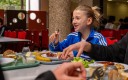 une collégienne à la cantine