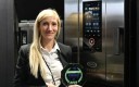 une femme avec un prix dans les mains pour un four unox