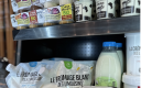 rayonnages de produits laitiers : yaourts, beurre, lait. 