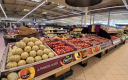 Meuble de fruits et légumes dans un hypermarché