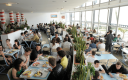 etudiants qui mangent au restaurant du crous de montpellier