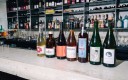 Bouteilles d'alcool alignées sur un comptoir de bar