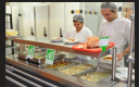 deux cuisiniers au services derrière un self