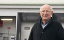Louis le saint devant un entrepôt